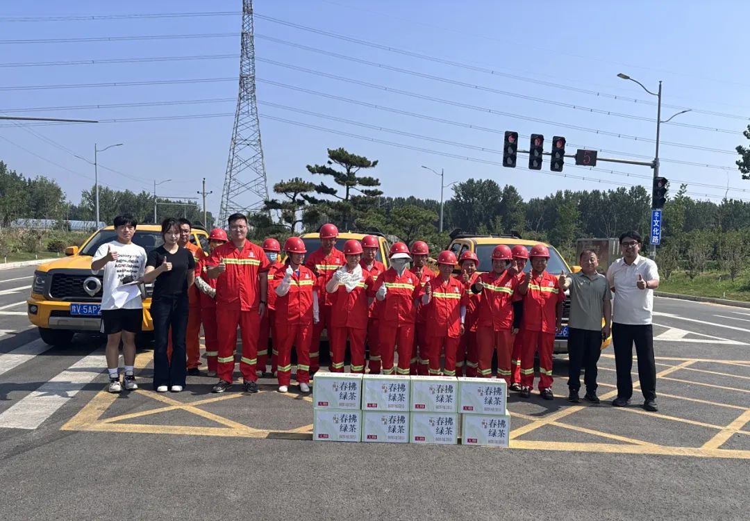 致敬高溫下的“公路守護(hù)者” ——河南廣播電視臺到我公司S312線管養(yǎng)路段開展“夏日送清涼”特別直播活動